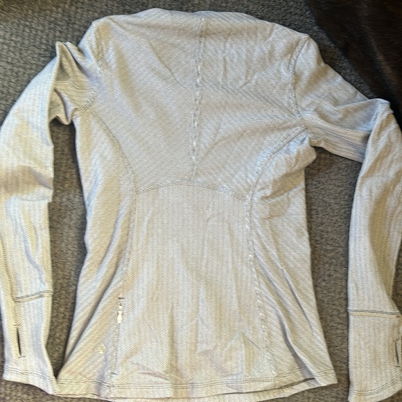 Great shirt for outside fall day running or any sport - Picture 2 of 3